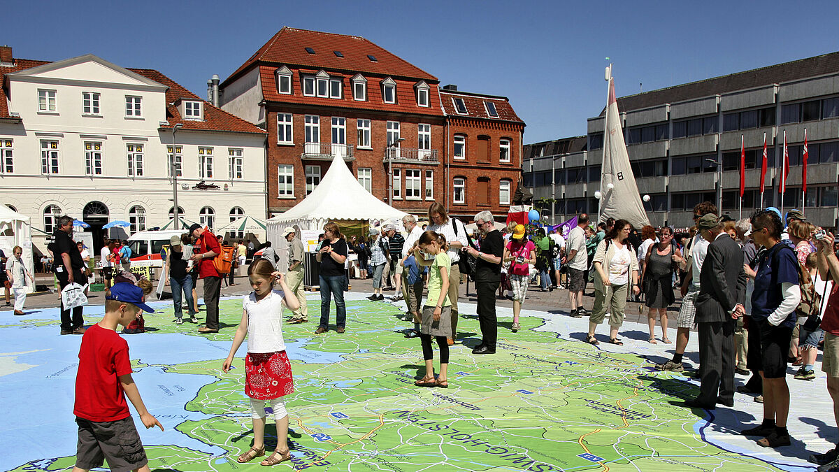 Mit einem Festgottesdienst im Ratzeburger Dom und anschließendem Volksfest wurde die Gründung der Nordkirche gefeiert. Auf einer Landkarte mit dem Gebiet der drei ehemaligen Landeskirchen konnten Besucher die Grenzen überschreiten.