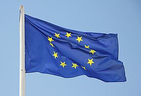 Wir beten für Versöhnung und Frieden in Europa Im Wind wehende Europaflagge