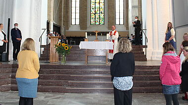 Bischof Jeremias segnete die neuen Gemeindepädagoginnen und -Pädagogen in einem feierlichen Gottesdienst ein.