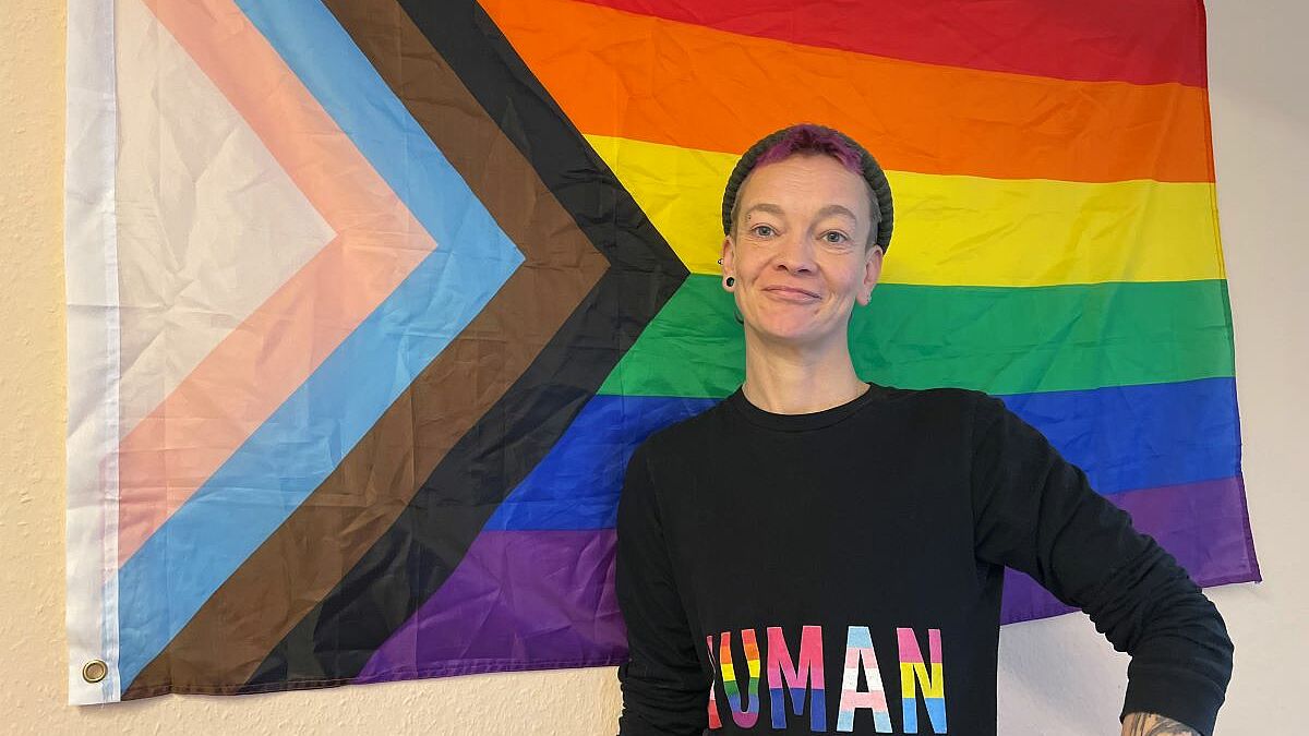 Tash Hilterscheid ist seit Anfang 2025 zuständig für queersensible Bildungsarbeit in der Nordkirche. Foto: Inke Pohl