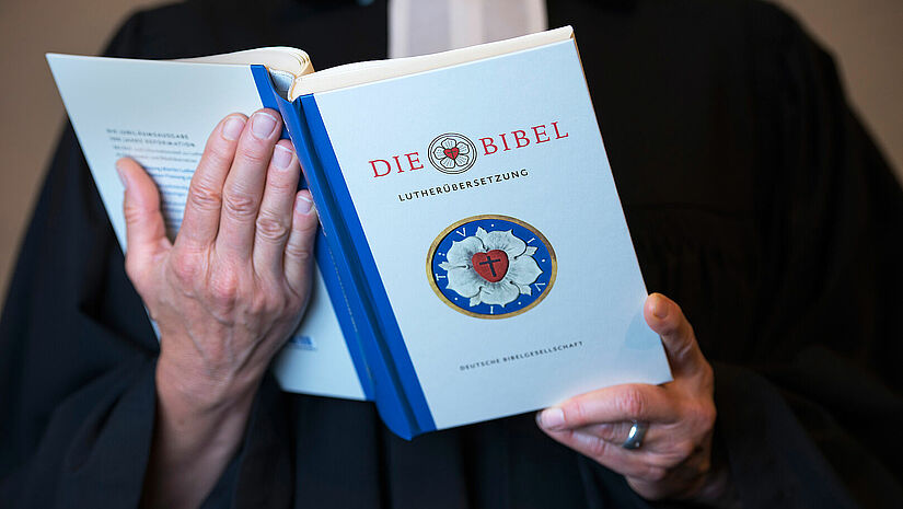 Auf der neuen Lutherbibel (erschienen 2016) ist eine Lutherrose abgebildet. Sie ist das Symbol der evangelisch-lutherischen Kirchen und war das Siegel, das Martin Luther ab 1530 für seinen Briefverkehr verwendete. 