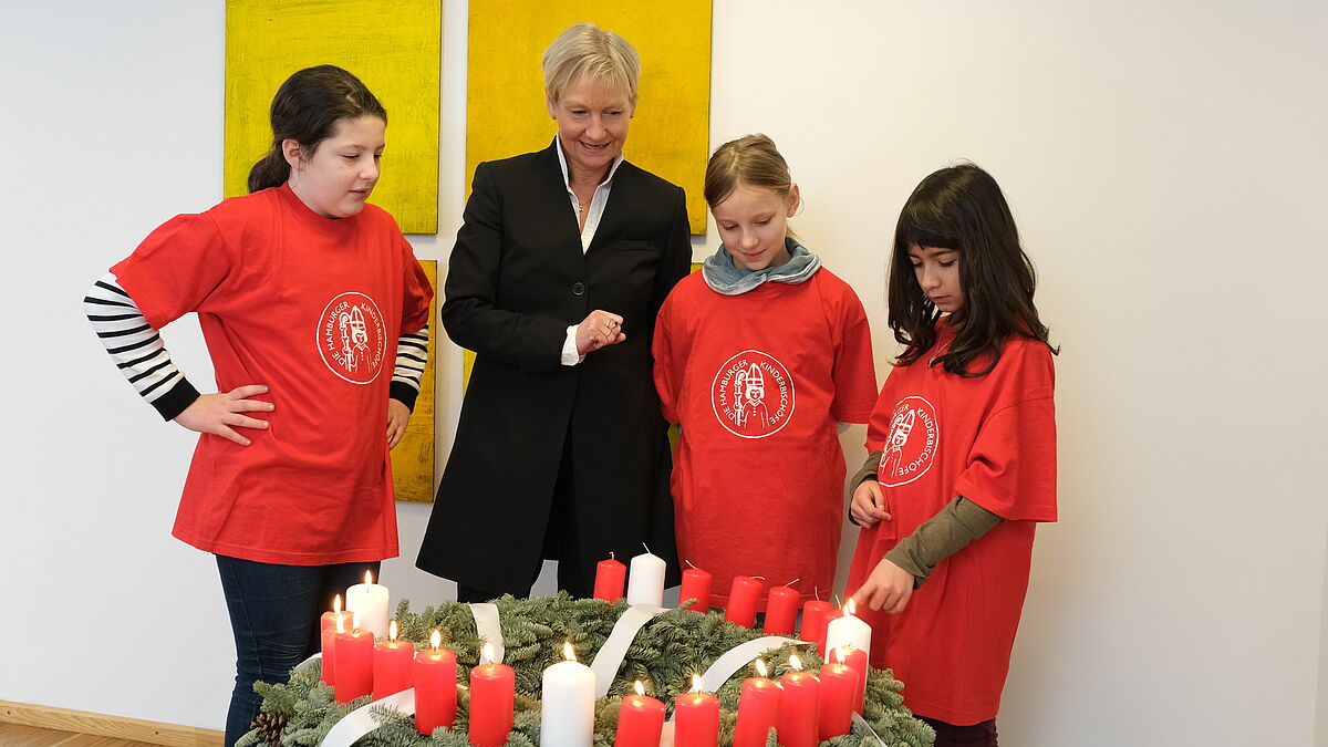 Der große Adventskranz in der Hamburger Bischofskanzlei