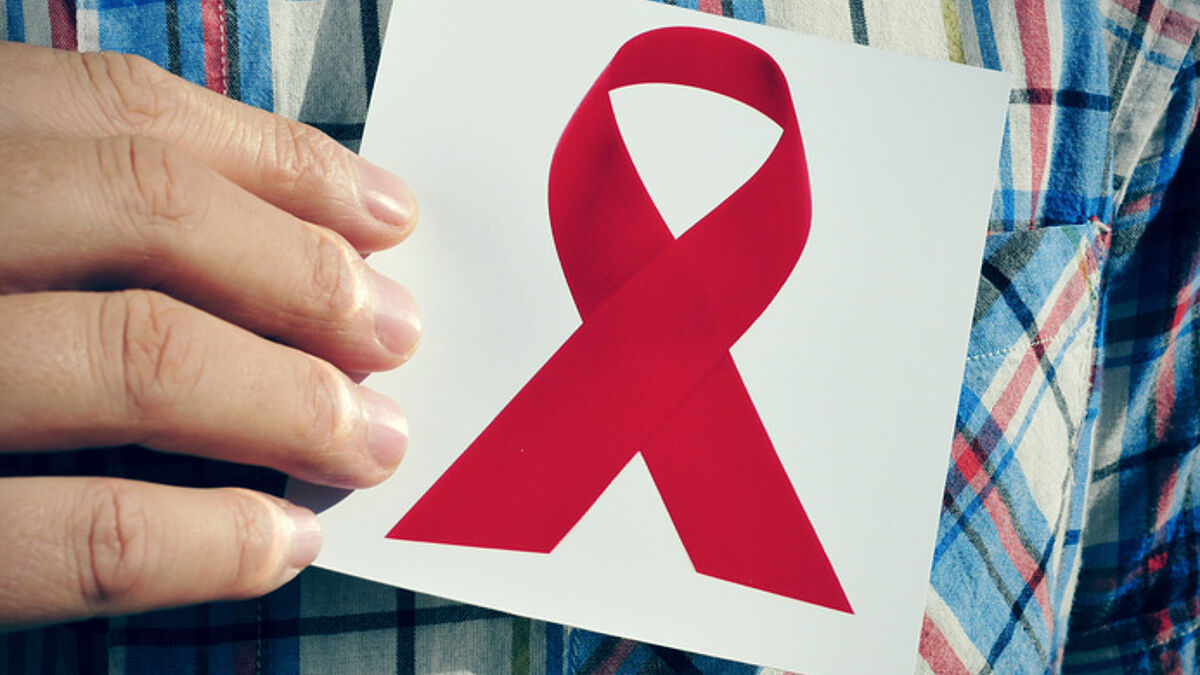 Heute kann man mit HIV alt werden. Vorurteile gibt es jedoch noch immer. Die Aids-Seelsorge setzt sich für einen offenen Umgang mit der Viruserkrankung ein. 