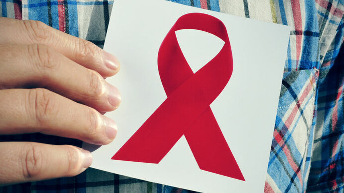 Die Rote Schleife ist weltweit ein Symbol der Solidarität mit HIV-Infizierten und AIDS-Kranken