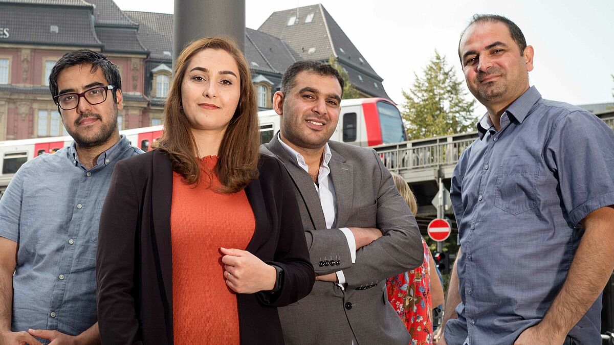 Das Team von "Amal, Hamburg!": Die Nachrichten richten sich an Flüchtlinge und Migrantinnen aus dem Iran, Afghanistan, Syrien oder Libyen, die jetzt in Hamburg leben. 