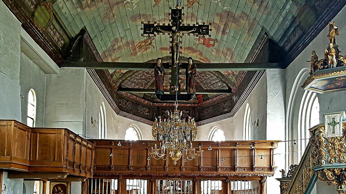 Der Innenraum der St. Laurentius Kirche in Tönning ist reich ausgestattet. Ein Gemäldealtar, eine barocken Kanzel, wertvolle Decken-Malereien und weitere Schätze gilt es zu bewahren.