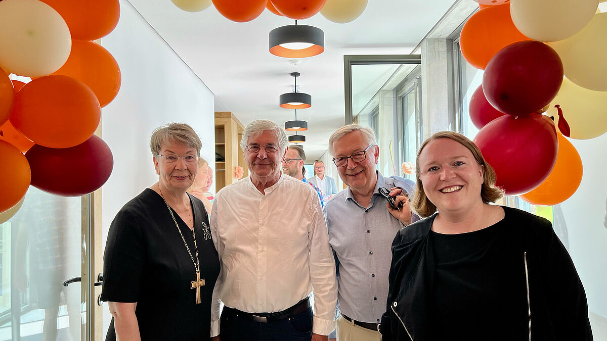 Kristina Kühnbaum-Schmidt, Markus Riemann (Architekt), Oberkirchenrat Michael Ahme und Emilia Handke (Predigerseminar) freuen sich über die Eröffnung vom "Neuen Campus Ratzeburg". Nicht im Bild, aber ebenfalls maßgeblich beteiligt: Frauke Lubenow von der Diakonie Nord-Nord-Ost und Dr. Nicole Chibici-Revnenau vom Pastoralkolleg.