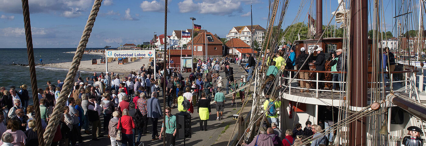 Das Nordkirchenschiff hat in Laboe festgemacht und wird mit einem großen Hafenfest begrüßt.