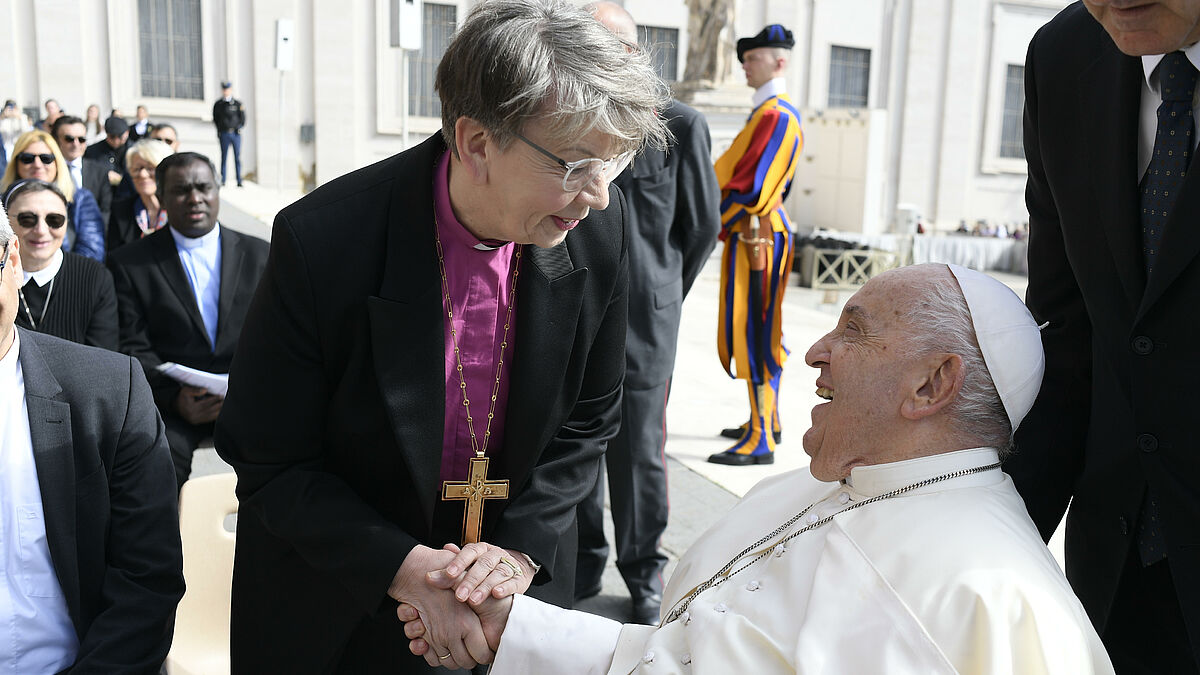 Landesbischöfin Kristina Kühnbaum-Schmidt trifft Papst Franziskus am Rande einer Generalaudienz