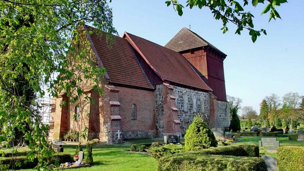 Die Dorfkirche feiert Mittsommer mit einer Kunstausstellung, zu der auch unsere Landesbischöfin erwartet wird. 