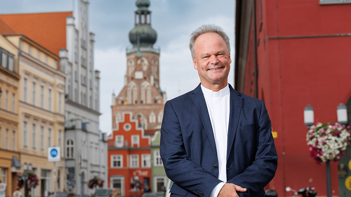 Bischof Tilman Jeremias auf dem Greifswalder Marktplatz - im Hintergrund der Dom St. Nikolai