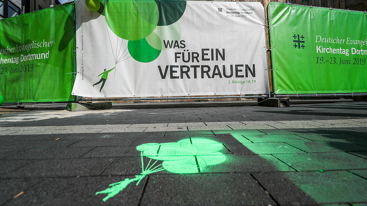 "Was für ein Vertrauen!" – das Motto des diesjährigen Deutschen Evangelischen Kirchentags steht auch im Mittelpunkt der Hamburger Auftaktveranstaltung in der Christuskirche Eimsbüttel.