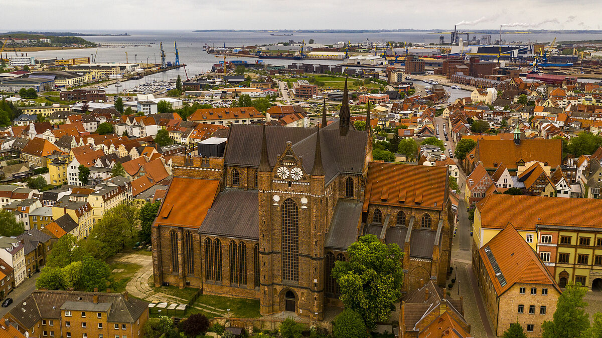 Die St.-Georgen-Kirche in Wismar ist die jüngste der drei Hauptkirchen in der Hansestadt. Mit ihrem Bau wurde im Jahr 1295 begonnen.