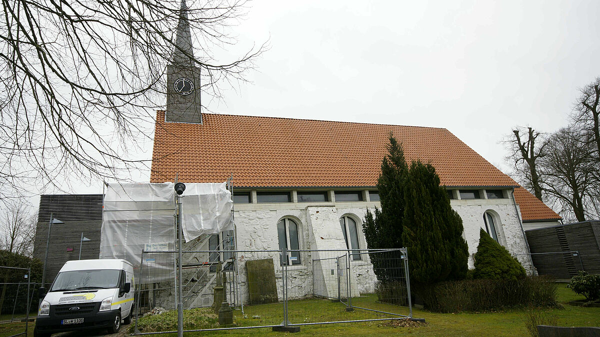 Die Kirche St. Severin in Hademarschen ist für die Sanierungsarbeiten eingerüstet worden.