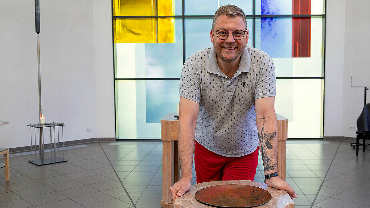 Michael Simonsen ist Pfarrer an der evangelischen Christuskirche in Poing. Seit fünf Jahren trägt er den Erzengel Michael auf dem Unterarm.