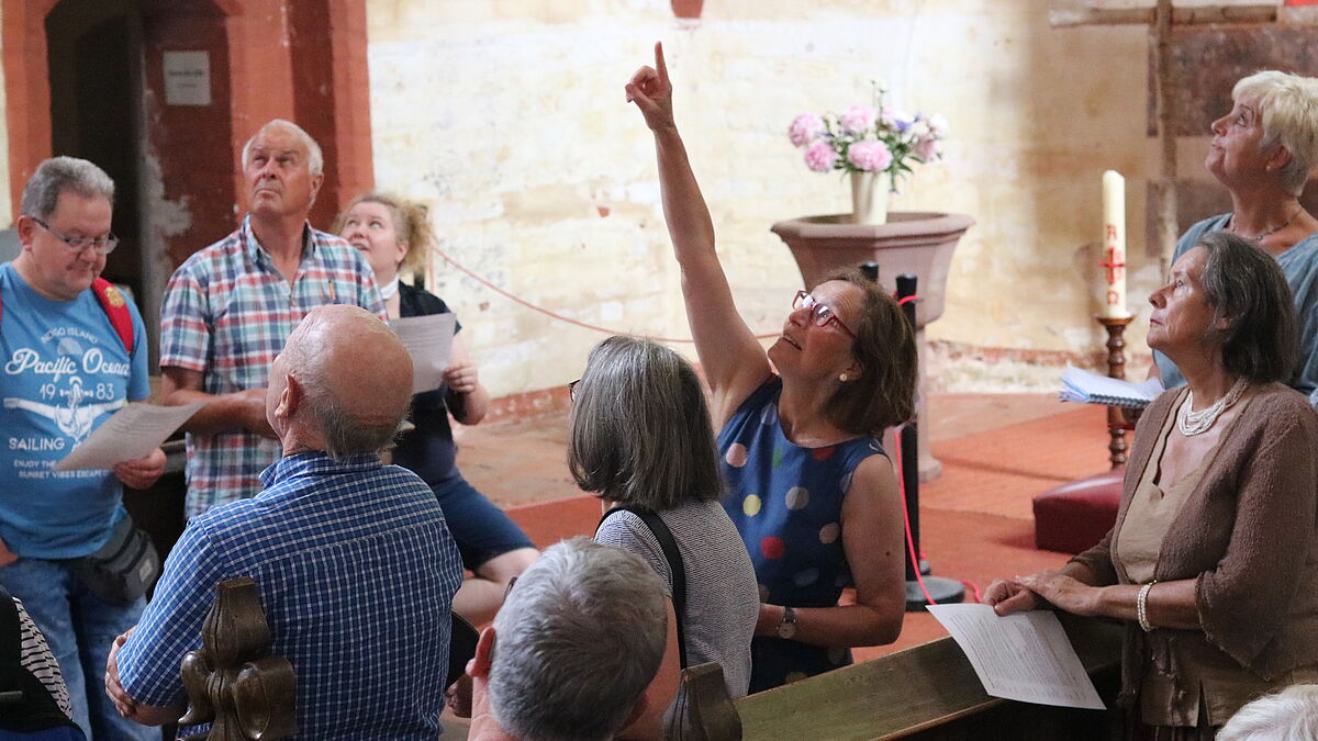 Der Blick geht nach oben beim Erkunden der Dorfkirche Poel