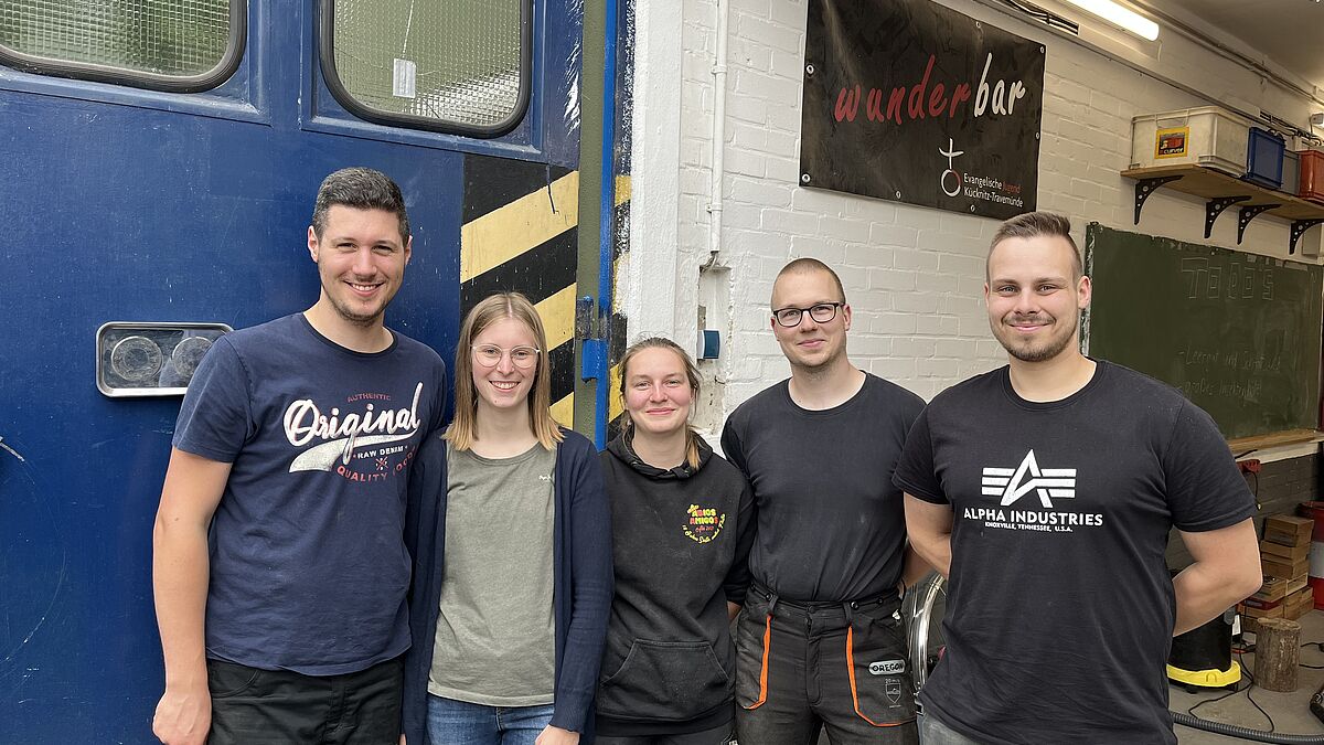 Marvin Sadlowski, Svea Olson, Line Seidler, Claes Seidler und Jan Delbrügge vom Team der Ausprobierwerkstatt in Lübeck-Kücknitz.  