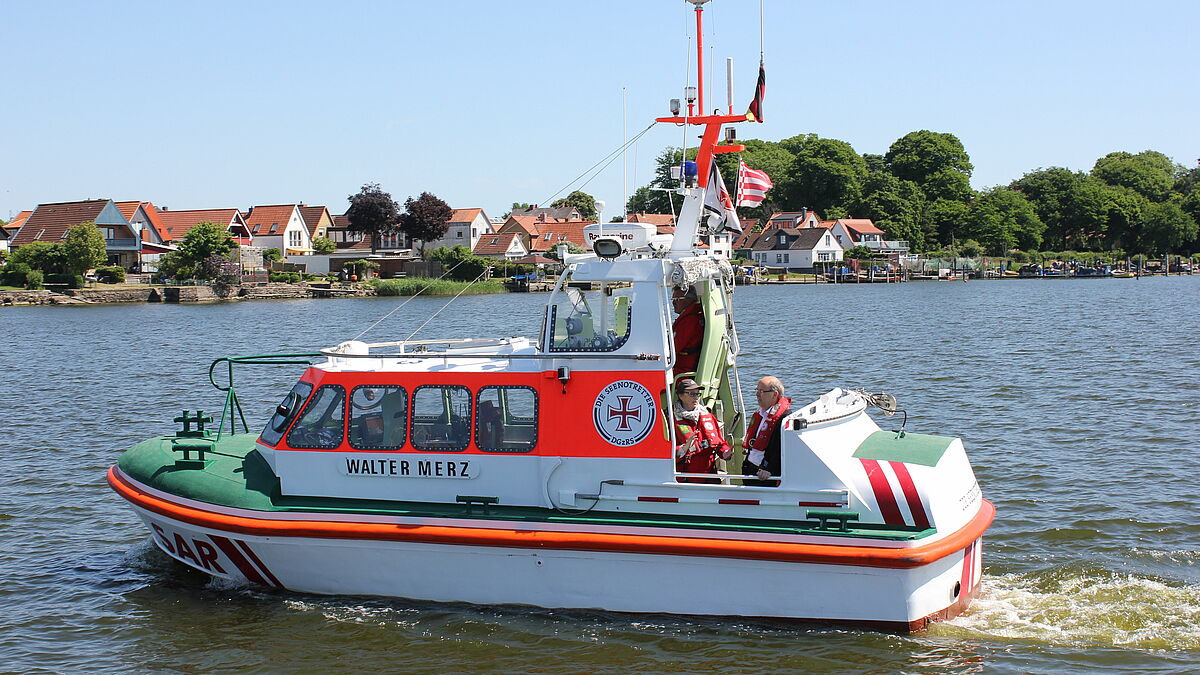 Bischof Gothart Magaard macht eine Ausfahrt mit der „Walter Merz“ der Seenotretter im Schleswiger Hafenbecken.