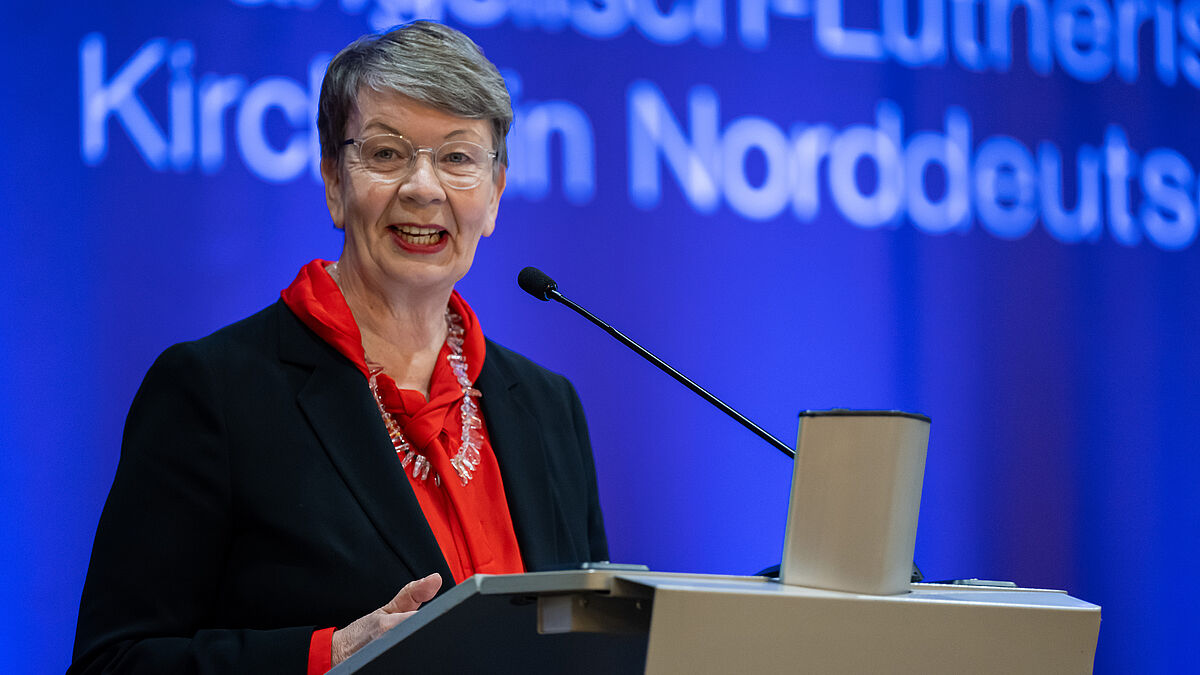 Landesbischöfin Kristina Kühnbaum-Schmidt beim Einbringen der Vorlage zum Klimaschutz auf der Landessynode. Foto: Tim Riediger / Nordkirche