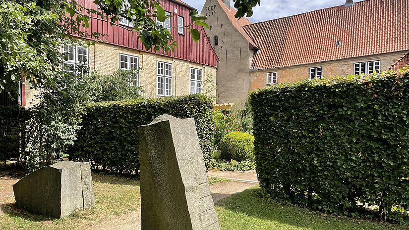 Stelen säumen den Ausgang des Bibelgartens in Schleswig