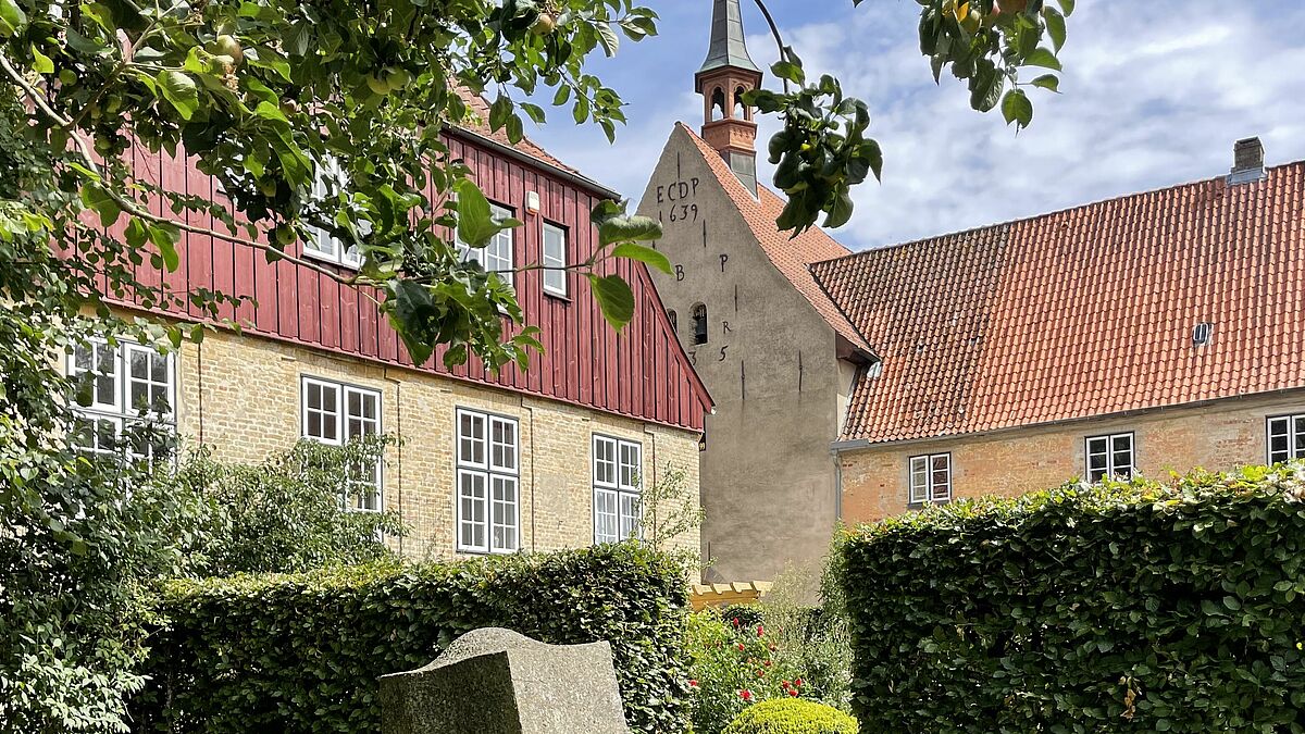 Stelen säumen den Ausgang des Bibelgartens in Schleswigs. Besucherinnen und Besucher sind jederzeit willkommen, um sich die Skulpturen und Pflanzen anzuschauen und in der kleinen Oase neue Inspiration und Kraft zu tanken. 
