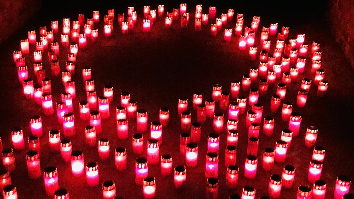 In Hamburg findet zum Welt-Aids-Tag normalerweise ein Gedenkgottesdienst mit Candle-Walk statt. Durch die Corona-Pandemie fällt beides in diesem Jahr aus. Bischöfin Fehrs erinnert jedoch daran, dass weltweite Solidarität wichtiger denn je ist, um allen Betroffenen Hilfe zukommen zu lassen. 