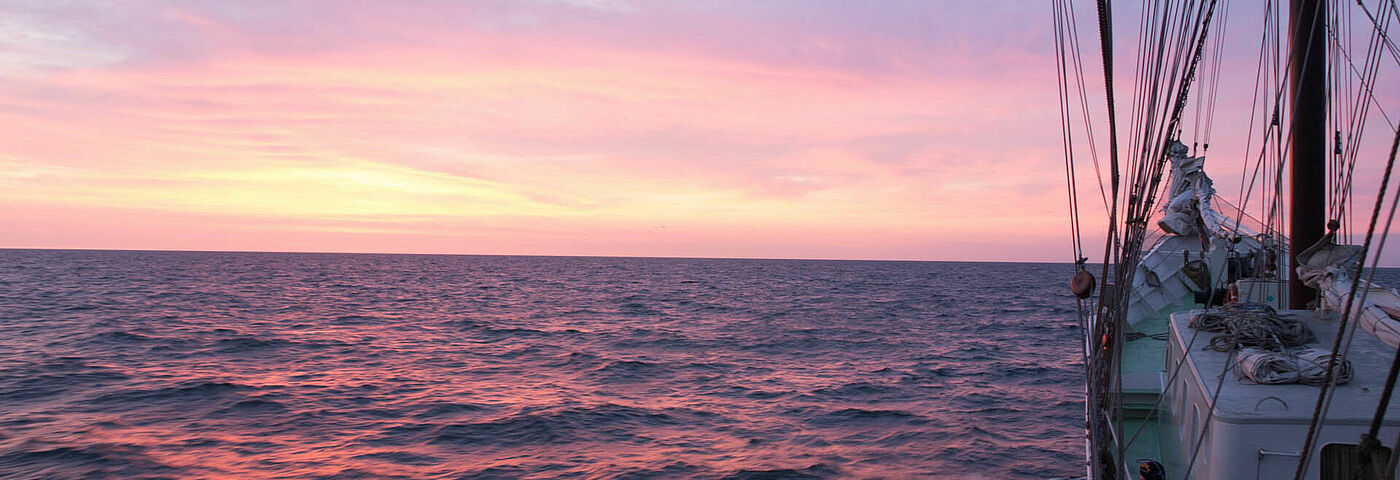 Das Nordkirchenschiff segelt in den Sonnenaufgang über der Nordsee.