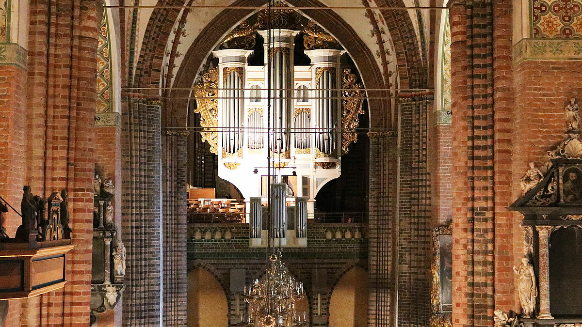 Bei der feierlichen Wiedereröffnung des Schleswiger Doms wird nach Jahren erstmals wieder ein Orgelkonzert im frisch sanierten Kirchenraum erklingen. Für viele ist es ein lang ersehntes Ereignis. 