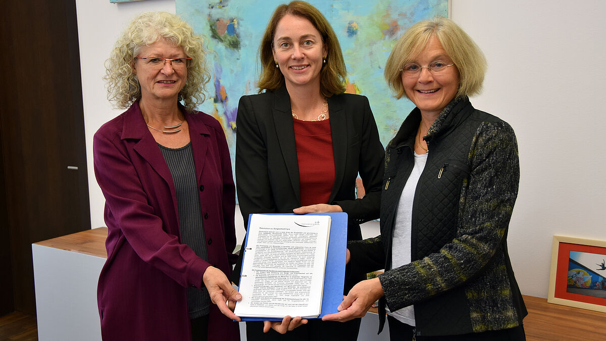 Ulrike Koertge (r.) und Margit Baumgarten (l.) haben die Care-Resolution in Berlin an die Bundesfamilienministerin Dr. Katarina Barley übergeben.