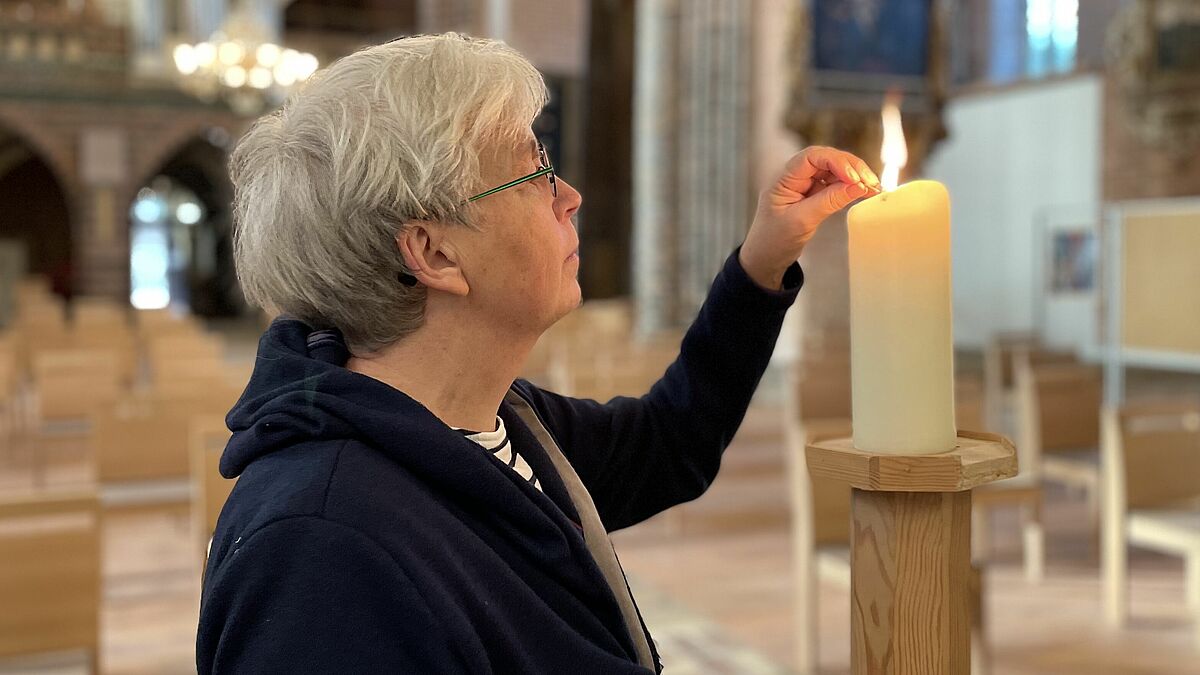 Pastorin Birgit Johannson entzündet die Kerzen für den Gedenkgottesdienst im Dom.