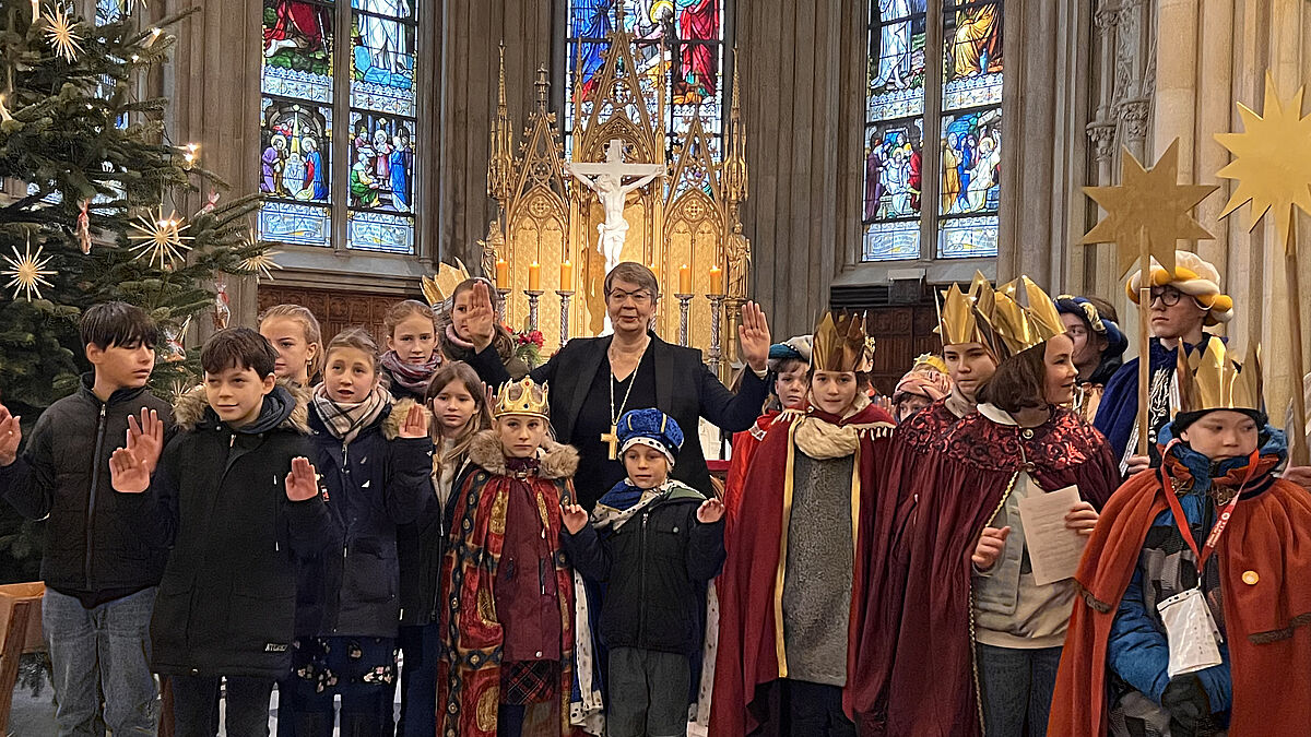 Sternsingerkinder aus verschiedenen Kirchengemeinden Mecklenburg-Vorpommerns und der Schweriner Montessori-Schule wurden von der Landesbischöfin der Nordkirche Kristina Kühnbaum-Schmidt an Epiphanias in der Schweriner Schlosskirche im Rahmen einer ökumenischen Andacht gesegnet.