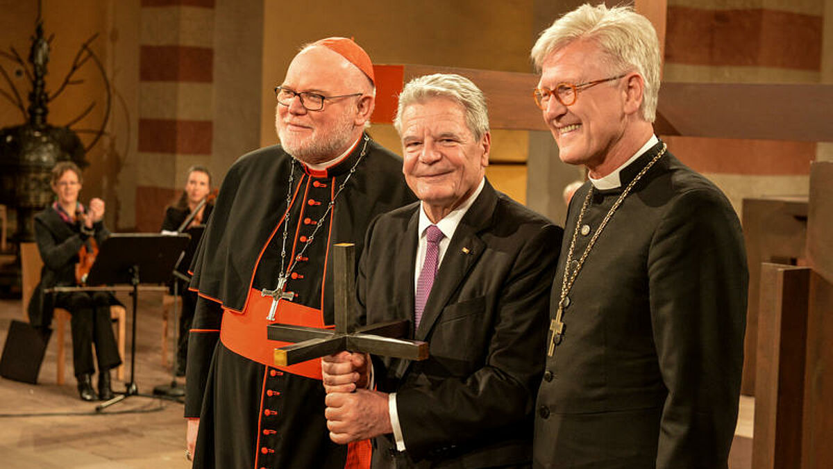 Mit einem gemeinsamen Gottesdienst in der Michaeliskirche in Hildesheim setzen die deutschen Protestanten und Katholiken am Samstag (11.März 2017) ihre Aussoehnung zum 500. Reformationsjubilaeum fort (von links: EKD- Ratsvorsitzender Heinrich Bedford-Strohm, Bundespräsident Joachim Gauck und der Vorsitzende der katholischen Deutschen Bischofskonferenz, Kardinal Reinhard Marx)