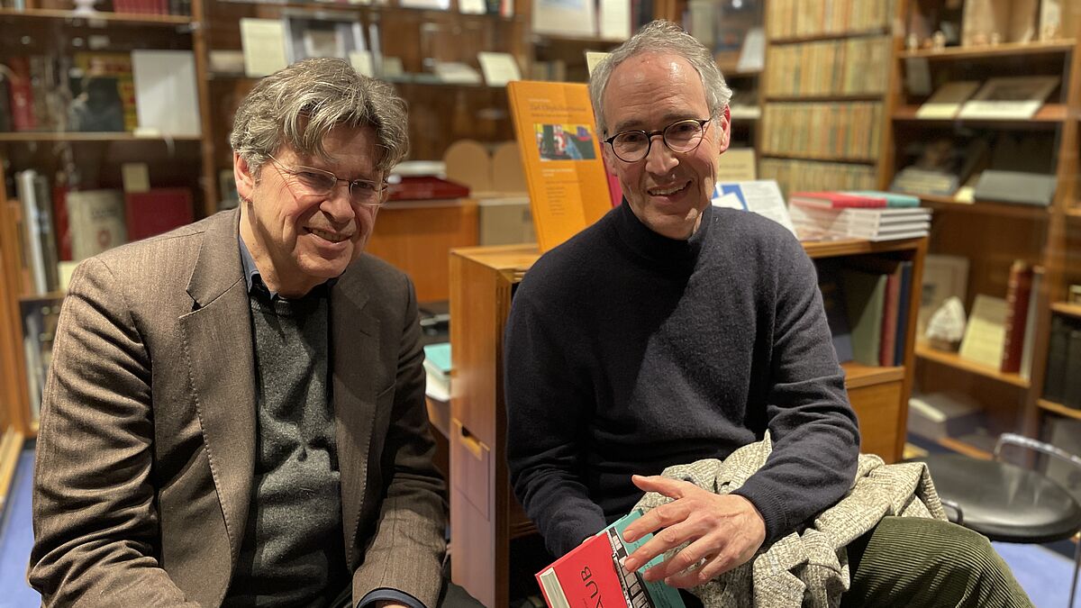 Projektinitiator Jörg Herrmann und Autor Cord Aschenbrenner (rechts) stellen das "Der Raub" gemeinsam in der Buchhandlung Felix Jud am Neuen Wall vor. Sie sind damit an einem Ort, der wie kein anderer in Hamburg von Enteignungen in der NS-Zeit betroffen war. 