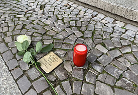 Stolperstein mit Rose und Kerze in Greifswald 