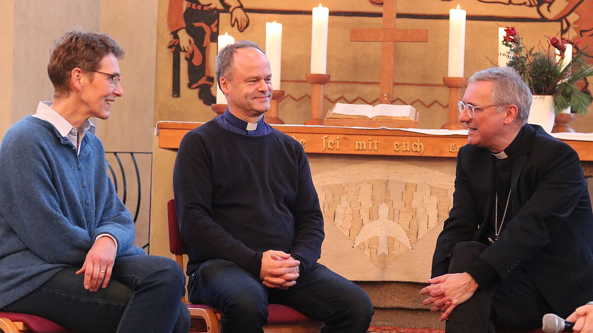 Barbara Niehaus, Bischof Tilman Jeremias und Erzbischof Stefan Heße im Gespräch beim Taizé-Treffen am 29. Dezember. 