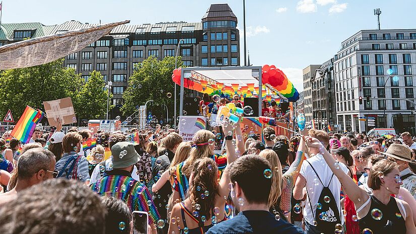 Parade beim CSD in der Hamburger Innenstadt 2022.