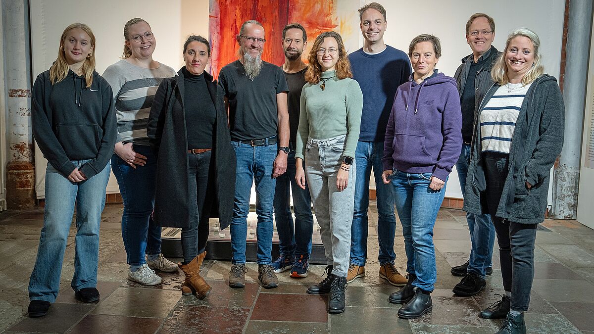 Sie sorgen für einen spannenden und kreativen Abend (v.l.): Lana Leopold (Praktikantin), Tanja Derlin (Jugenddiakonin), Marina Niemeyer und Thorsten Heise (Küster in Jakobi), Kai Feller (Ökumene-Pastor), Viktoria Dörksen (Kirchenmusikerin), Pastor Oliver Erckens (Konfi-Beauftragter), Pastorin Bärbel Reichelt (St. Jakobi), Pastor Robert Pfeifer (Konfi-Beauftragter), Maike Peters (Jugendreferentin). 
