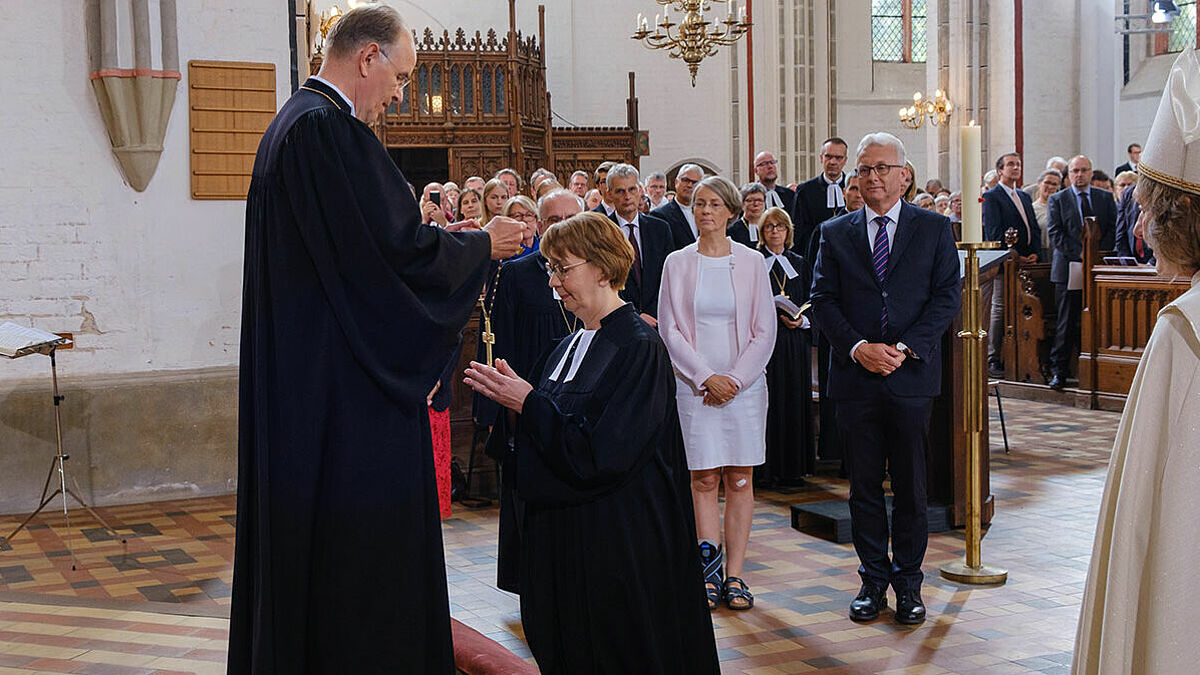 Landesbischöfin Kristina Kühnbaum-Schmidt erhält das Amtskreuz aus den Händen von Ralf Meister, Leitender Bischof der Vereinigten Evangelisch-Lutherischen Kirche Deutschlands (VELKD)