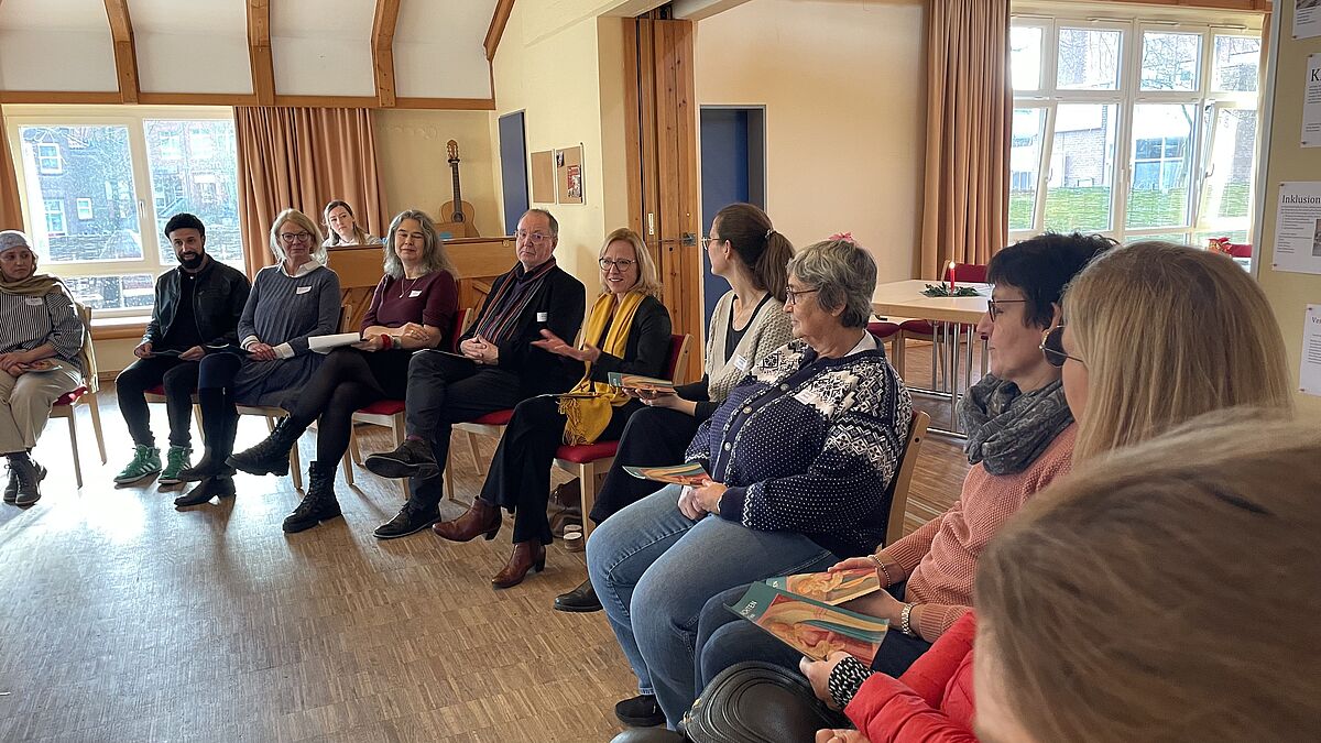 "Es ist wichtig, auch gute Geschichten zu hören und zu sehen. Diese Geschichten müssen wir auch erzählen," sagte Bischöfin Nora Steen bei Ihrem Besuch in der Kirchengemeinde Stockelsdorf.