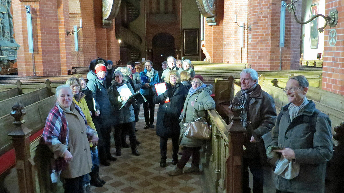 Die Teilnehmenden haben an der Ausbildung "Kirchen verstehen und zugänglich machen" bereits teilgenommen - und genießen eine Führung durch die Pfarrkirche St. Marien in Güstrow.