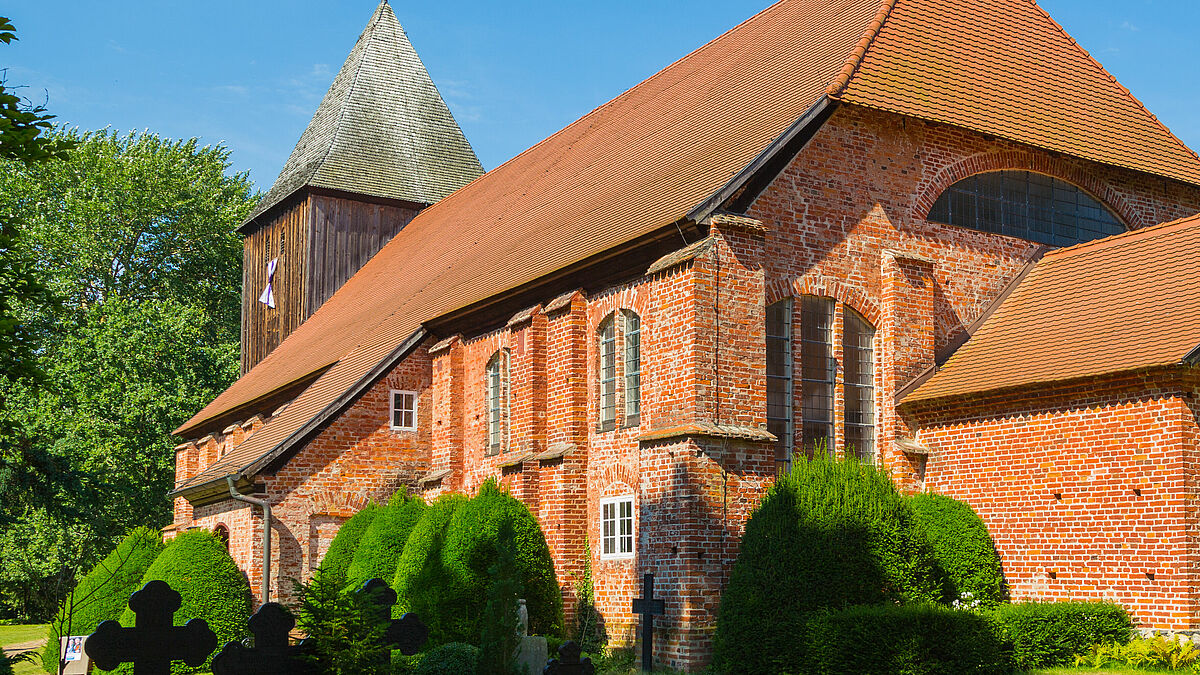 Rund um die Seemannskirche Prerow gibt es historische Seemannsgräber. Mit den Eintrittsgeldern der Lesung über die große Flut sollen diese gesichert werden.  