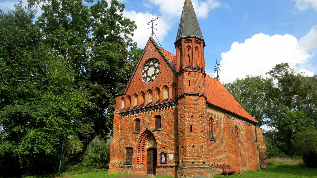 Die Kapelle von Althof wurde im Stil der Backsteingotik erbaut. Sie gilt als Wiege des Klosters Doberan und steht auf einer Anhöhe am östlichen Rand von Althof.