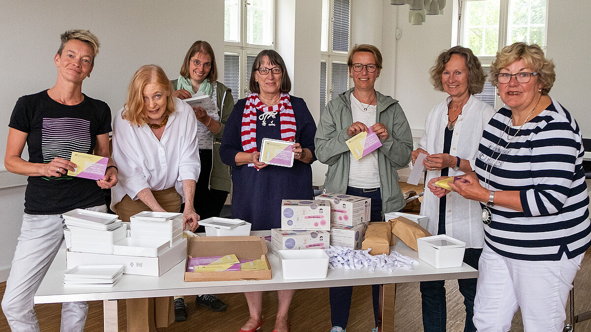 Die Periodenboxen sind gepackt: Der ehrenamtliche Beirat des Fachbereiches Frauen unterstützt Pastorin Natascha Hilterscheid (l.) und Chantal Schierbecker (5.v.l.).