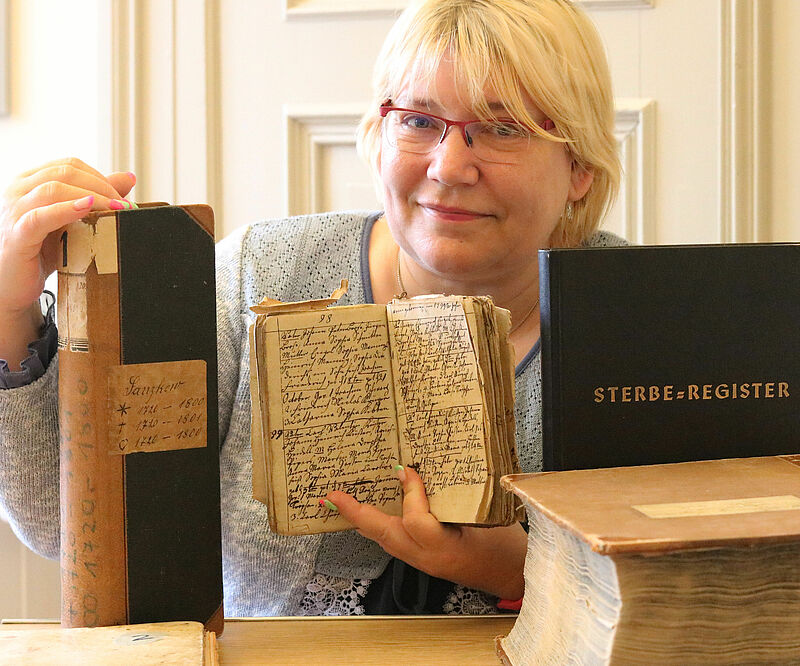 Im Kirchenkreisarchiv Greifswald: Jana Holzberg mit Kirchenbüchern