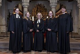 Anne Hillmann, Linda Irène Moser, Bischöfin Nora Steen, Friederike Erichsen und Kira Marie Schall (von links) bei der Ordinationsfeier im Schleswiger Dom.