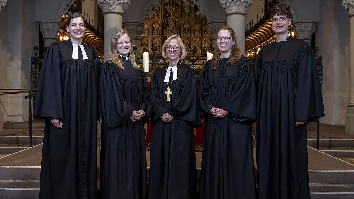 Anne Hillmann, Linda Irène Moser, Bischöfin Nora Steen, Friederike Erichsen und Kira Marie Schall (von links) bei der Ordinationsfeier im Schleswiger Dom.