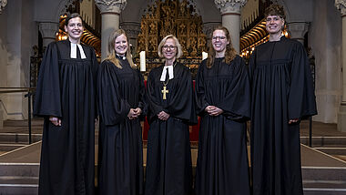 Anne Hillmann, Linda Irène Moser, Bischöfin Nora Steen, Friederike Erichsen und Kira Marie Schall (von links) bei der Ordinationsfeier im Schleswiger Dom.