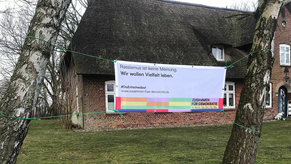 "Rassismus ist keine Meinung" – im Kirchenkreis Nordfriesland zeigen mehrere Kirchen Flagge für den Schutz der Menschenrechte. 