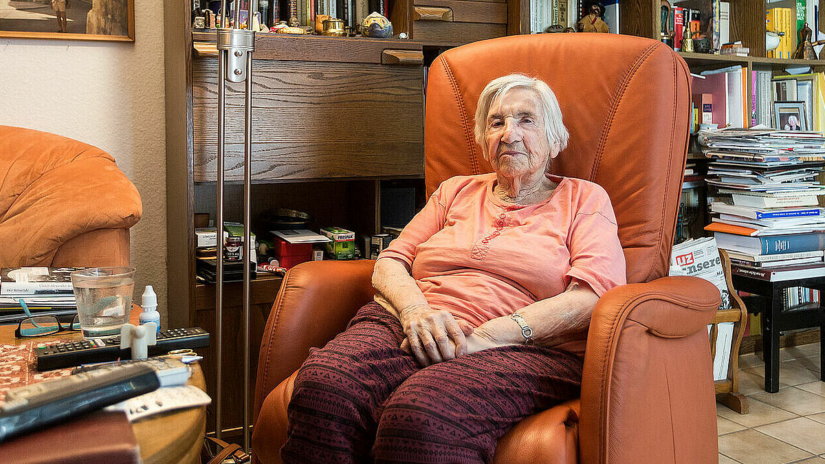 Die Holocaust-Überlebende Esther Bejarano in ihrer Wohnung in Hamburg.