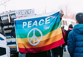 Peace-Zeichen auf bunter Regenbogeflagge